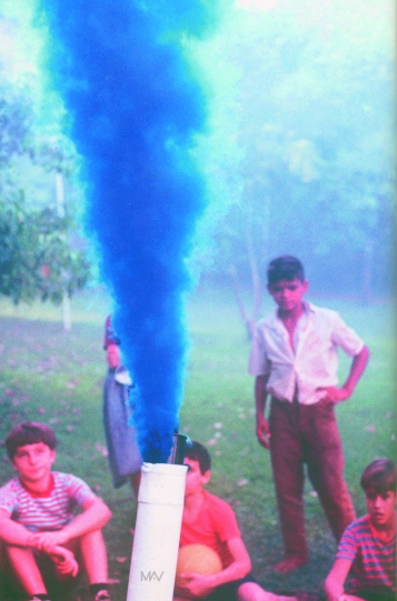 decio-noviello-happening-com-fumaca-colorida-manifestacao-do-corpo-a-terra-belo-horizonte-abril-de-1970